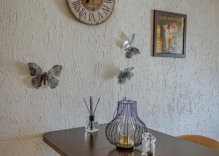 Wohnen Ueber Einem Mediterranen Restaurant,apartment 2 Oder 3 Λειψία