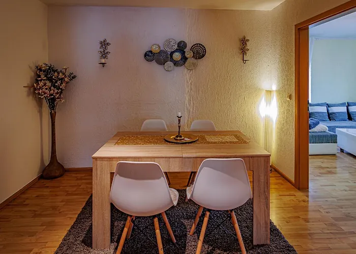 Wohnen Ueber Einem Mediterranen Restaurant,apartment 2 Oder 3 Διαμέρισμα Λειψία